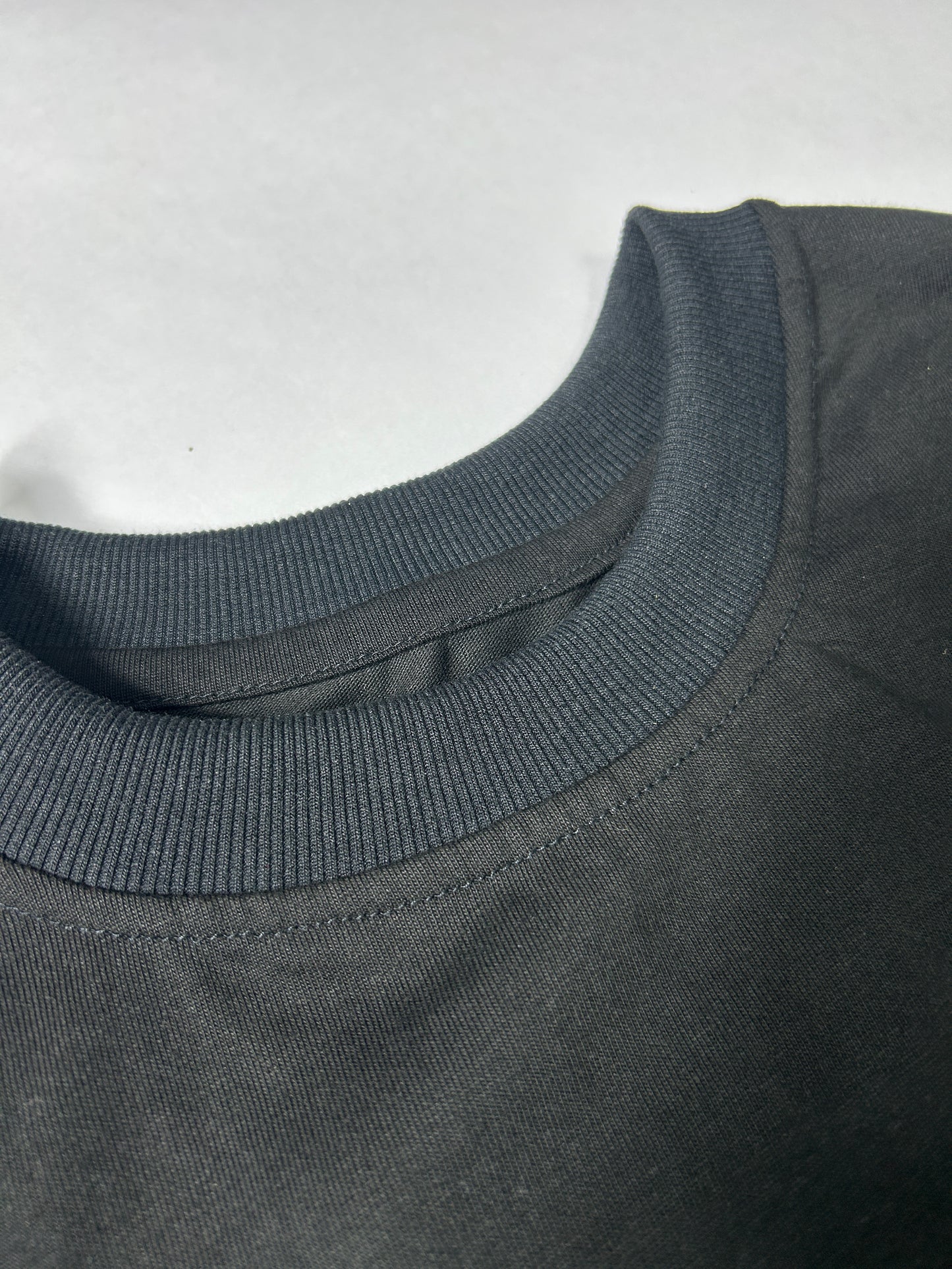 CAMISETA ESENCIAL NEGRA GX1.2