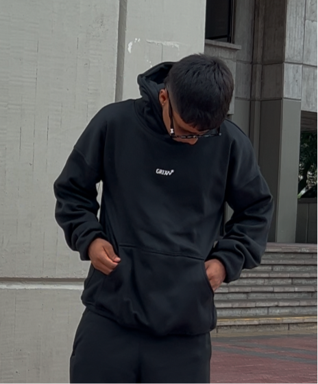 HOODIE ESENCIAL NEGRO