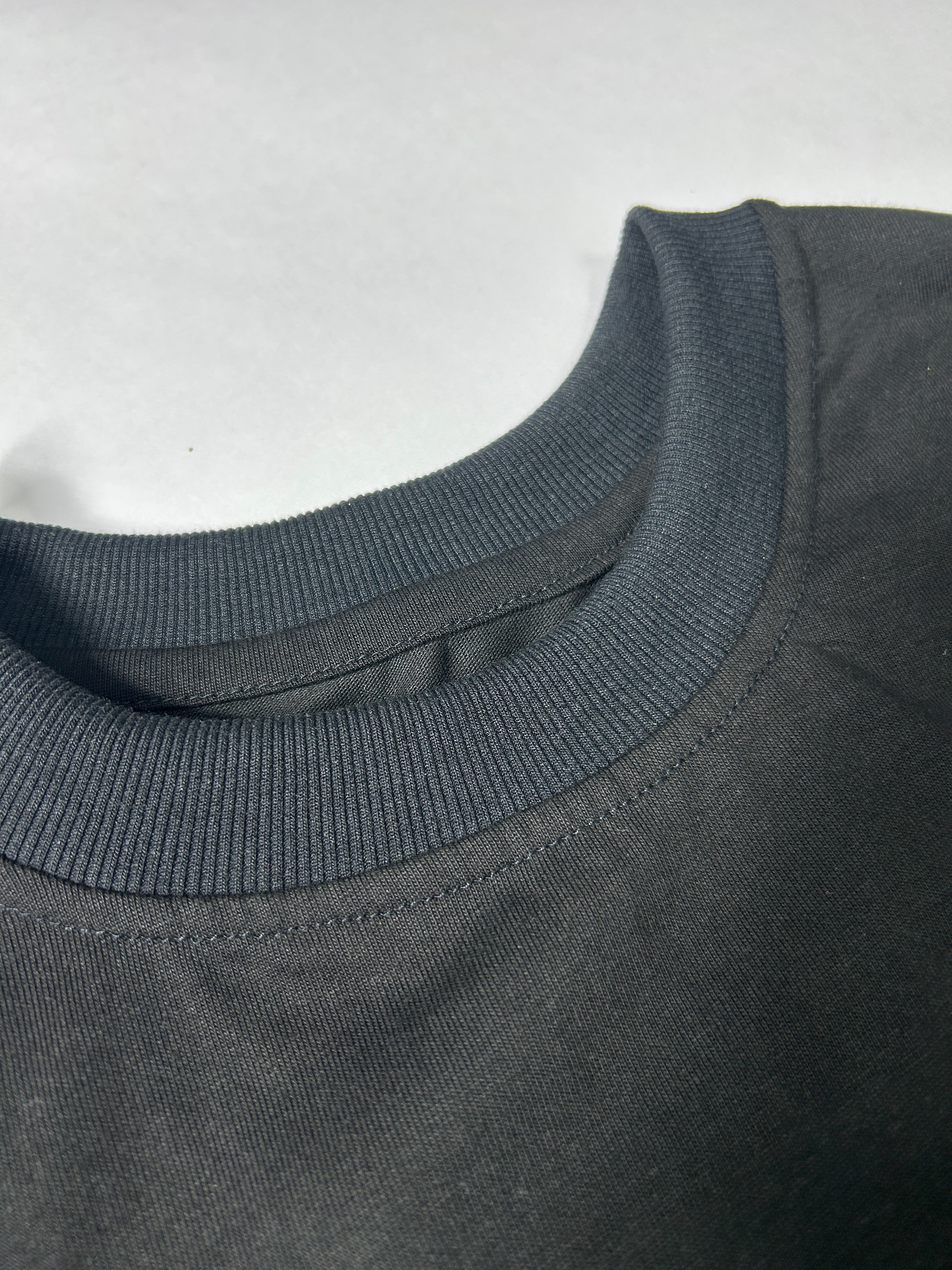 CAMISETA ESENCIAL NEGRA GX1.2